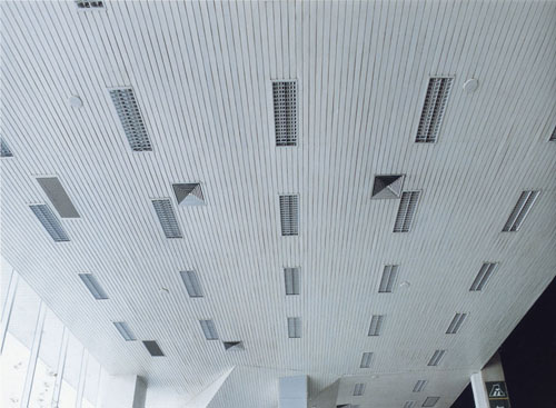 石膏板吊頂為何易開裂？——深度解析家裝工程中的常見問題